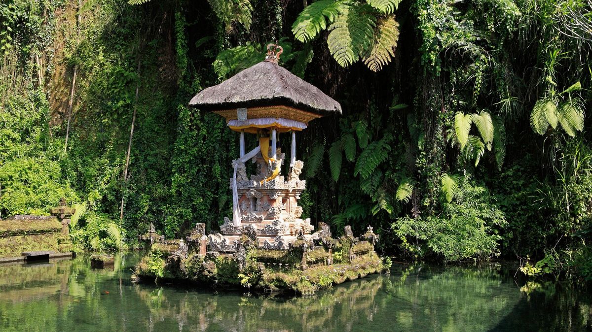 Na Bali zuří kvůli turistovi, který úplně nahý meditoval v chrámu